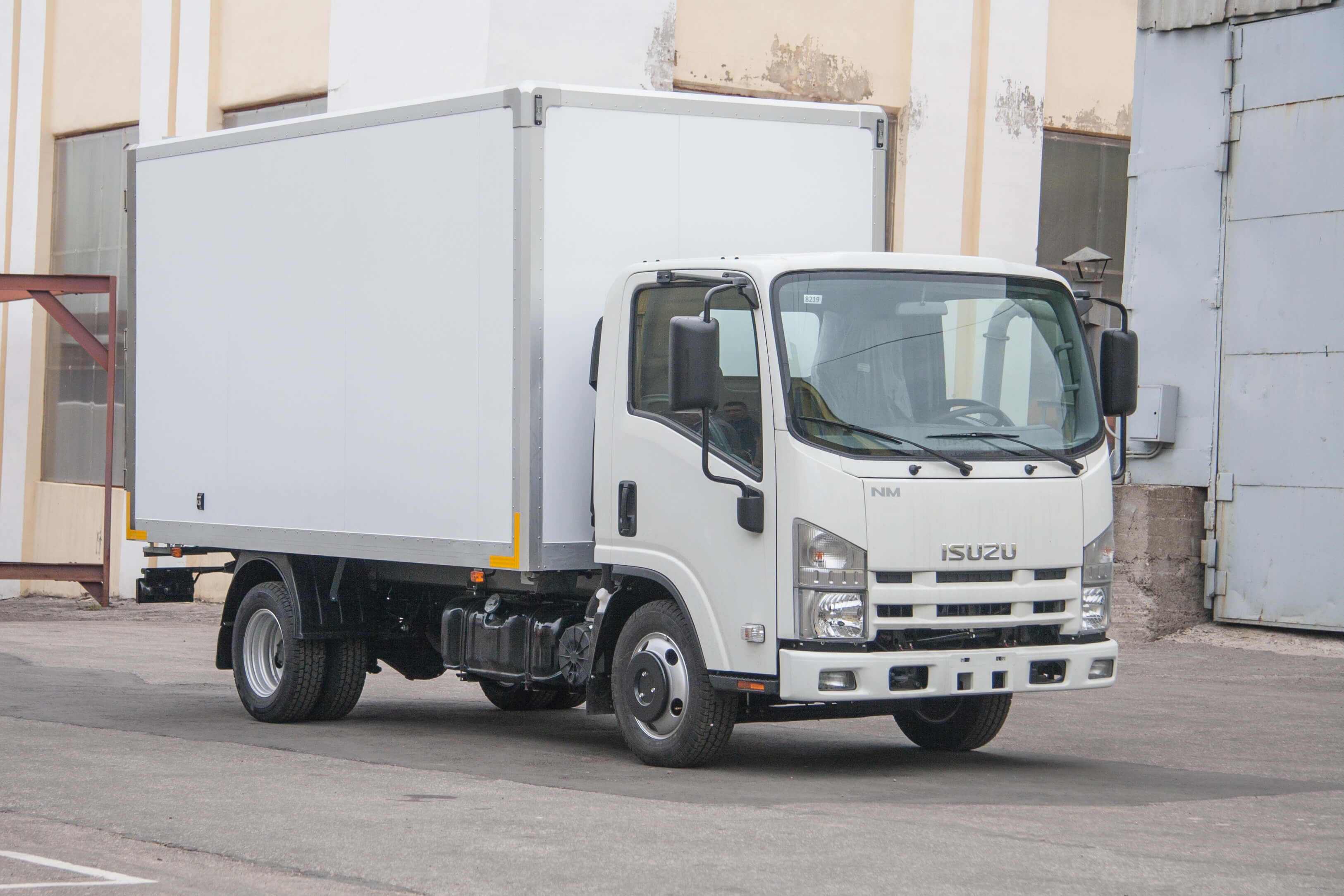 Купить фургон рефрижератор Isuzu Elf 3.5 (NMR85H) в комплектации White  Steel Van в Москве | Pelican.van