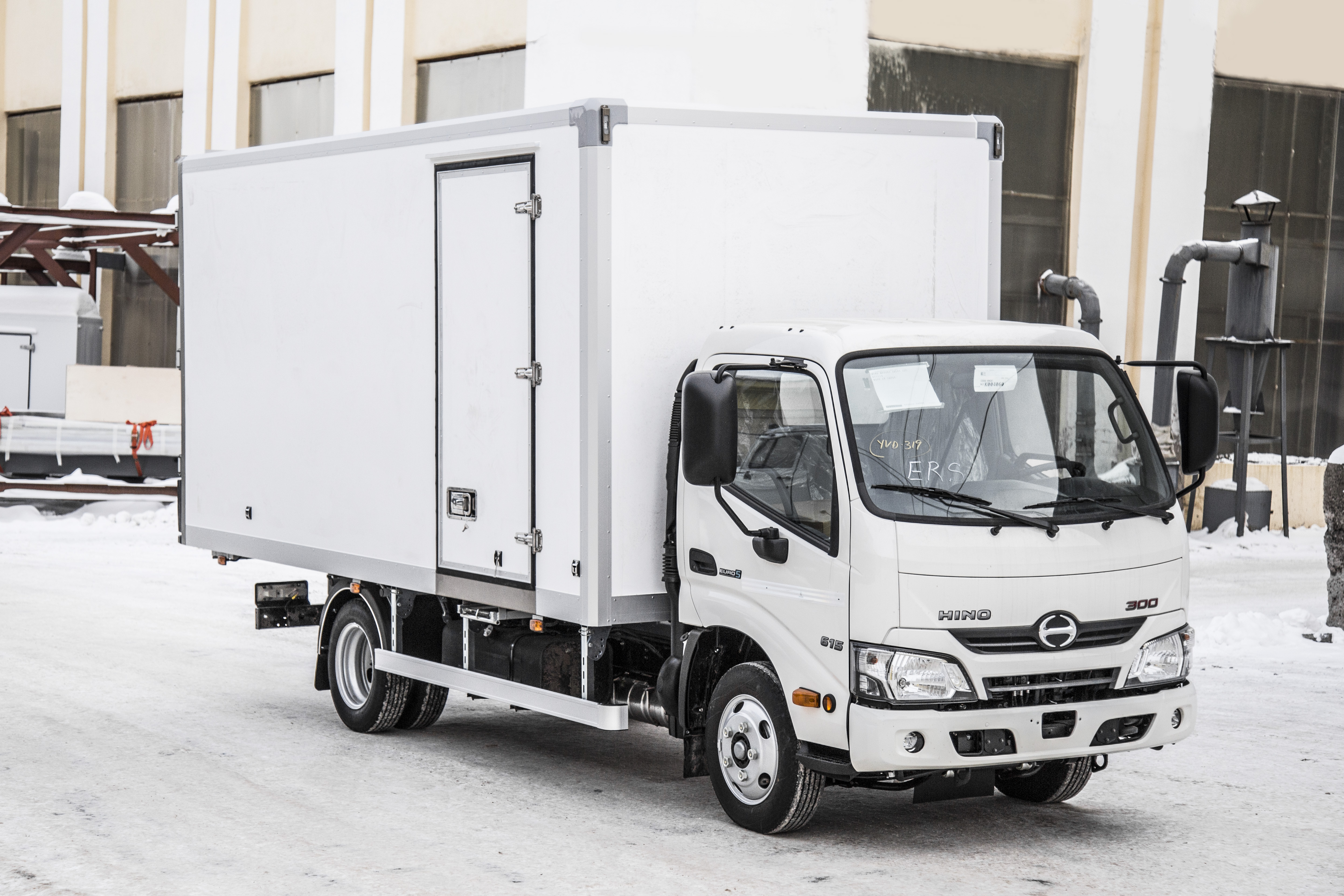 Реф 300. Хино 300 рефрижератор. Хино 300 грузоподъемность. Hino 300 грузоподъемность. Фургон Hino 300 высота.